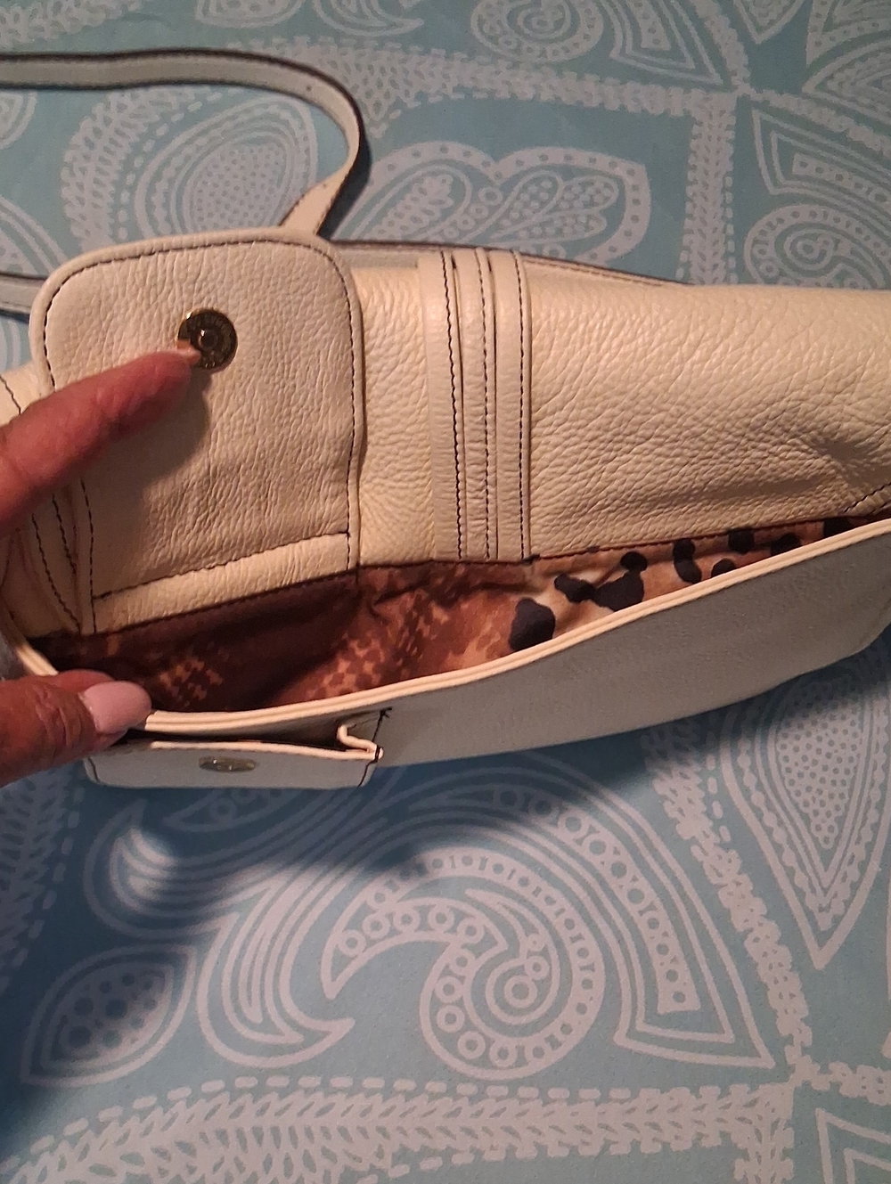 Sharif Cream Leather Crossbody Handbag with Embossed Logo - Picture 5 of 8